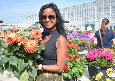 Sirekit Mol, Marketing Manager & Global Head of Product Trade bij Beekenkamp, met de De Fun Flame uit de Labella Magiore series.